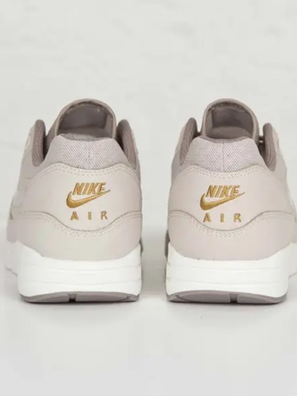 Nike Women’s Air Max 1 in Beige with metallic Logo - Picture 5 of 14